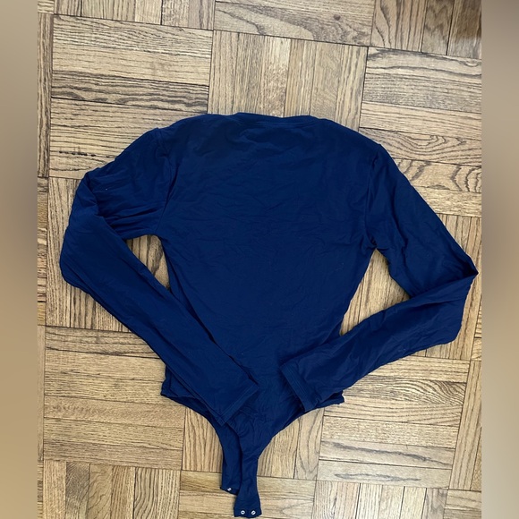 SKIMS FITS EVERYBODY LONG SLEEVE SCOOP BODYSUIT | NAVY - LARGE - NWOT - Picture 3 of 3